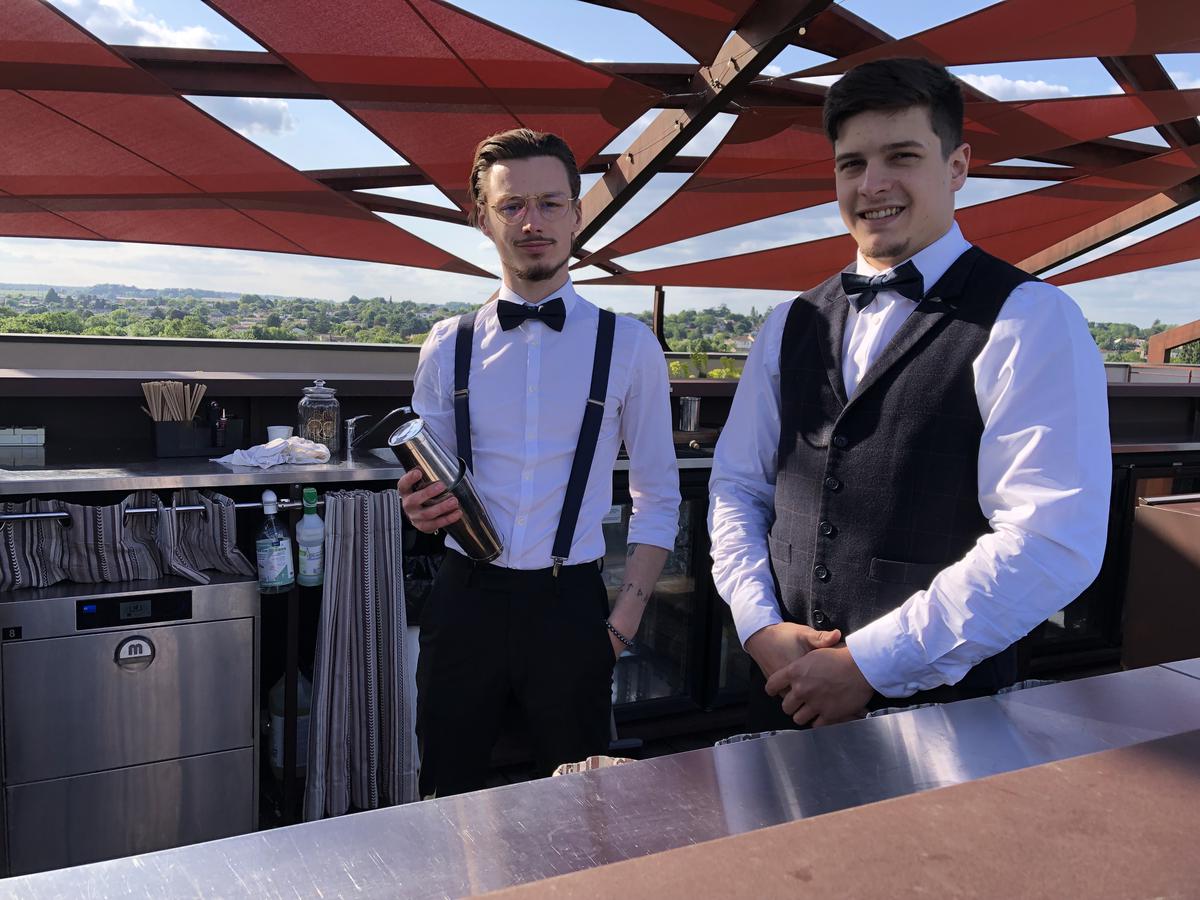 Théo et Clovis, deux des trois barmen du rooftop des Chais Monnet, sont parés pour la saison.