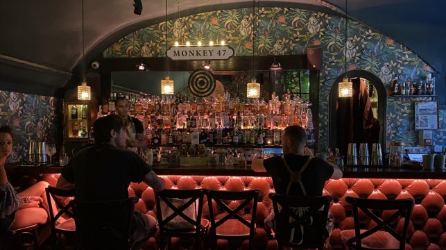 Le bar monumental du Monkey club.   Photo Maé Castellet