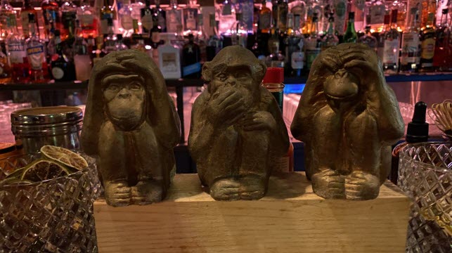 Des singes miniatures sont disséminés dans le bar.   Photo Maé Castellet