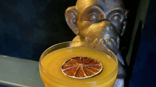 On boit son cocktail sous l’œil malicieux des petits singes.   Photo Maé Castellet