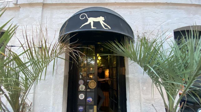 L’entrée du Monkey club.   Photo Maé Castellet