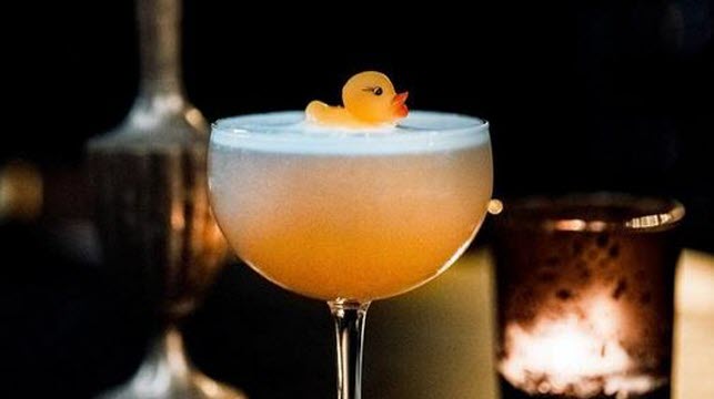 Les cocktails fins et précis font le charme de La Baignoire.   Photo DR