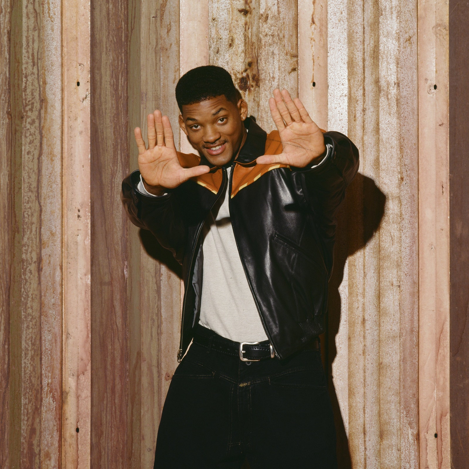Will Smith debout les mains leves vers la camra.